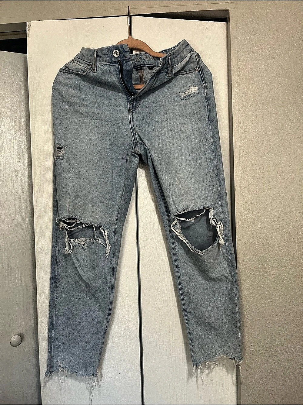 American Eagle  Curvy Mom Jean Distressed size 4 short